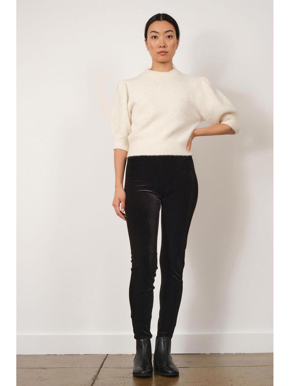 Avenue Montaigne Designer Pull-on Skinny Black Velvet Pant Size 2